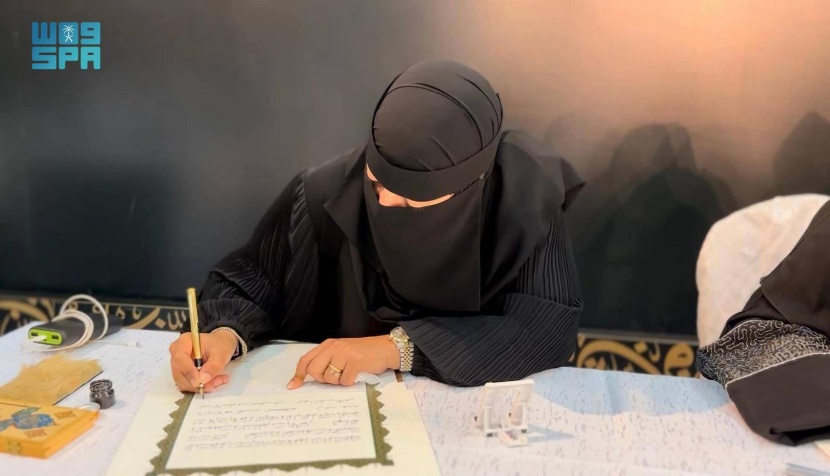 أسهم الاهتمام بالخط العربي في إعادة مكانة هذا الفن العريق وهيبته على سائر الفنون، بوصفه إرثا إسلاميا وتاريخيا، حيث برز عدد من الخطاطات السعوديات. «واس» الخط العربي