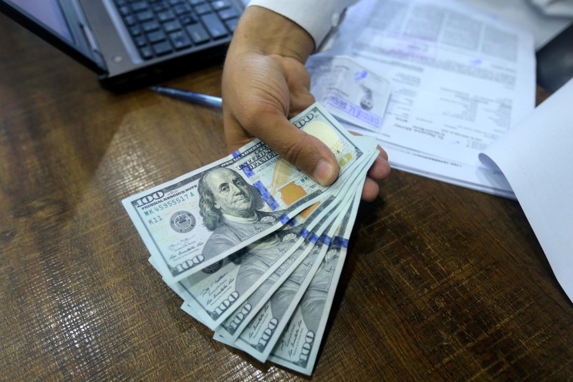 تراجع قياسي للروبية الباكستانية أمام الدولار