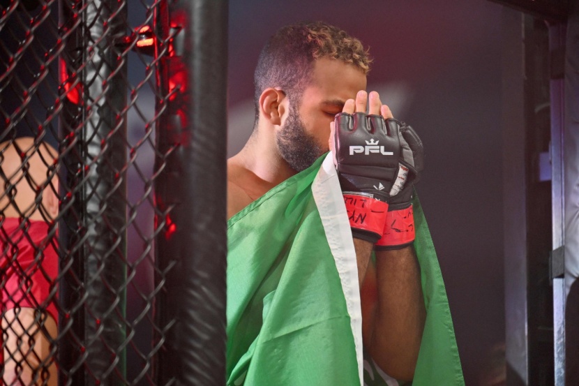 اللاعب عبد الله القحطاني ينتصر على نظيره الأمريكي خلال تصفيات دوري المقاتلين المحترفين 2023