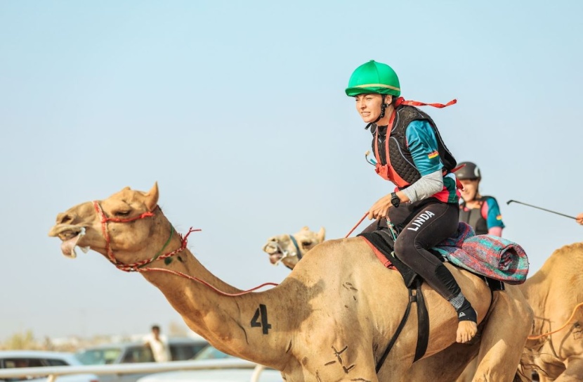 مهرجان ولي العهد للهجن .. تايلور تفوز بأول ماراثون دولي مفتوح للسيدات