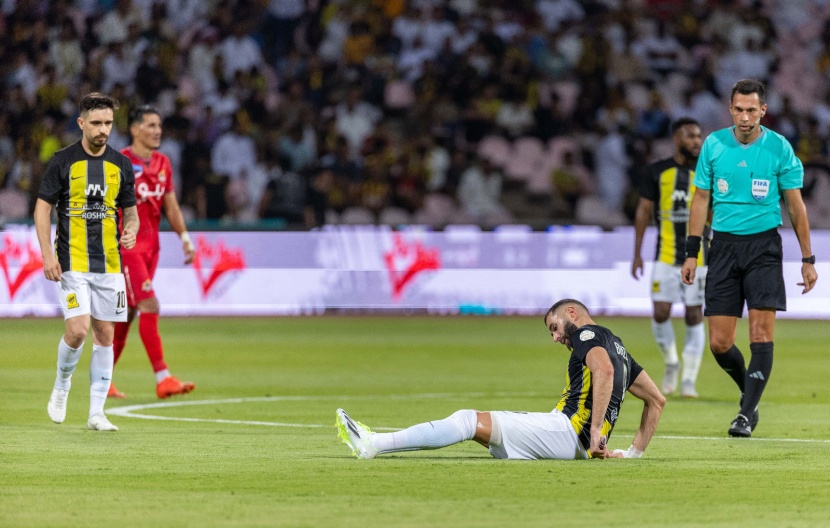 بنزيمة يخرج مصابا