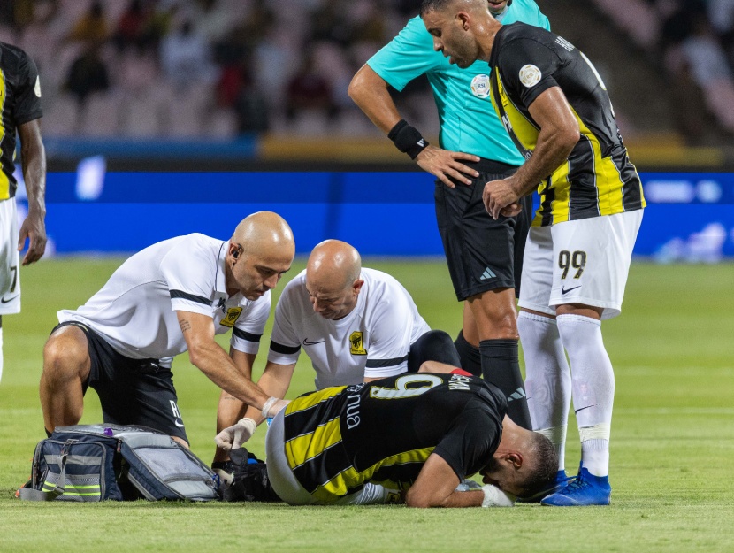 بنزيمة يخرج مصابا