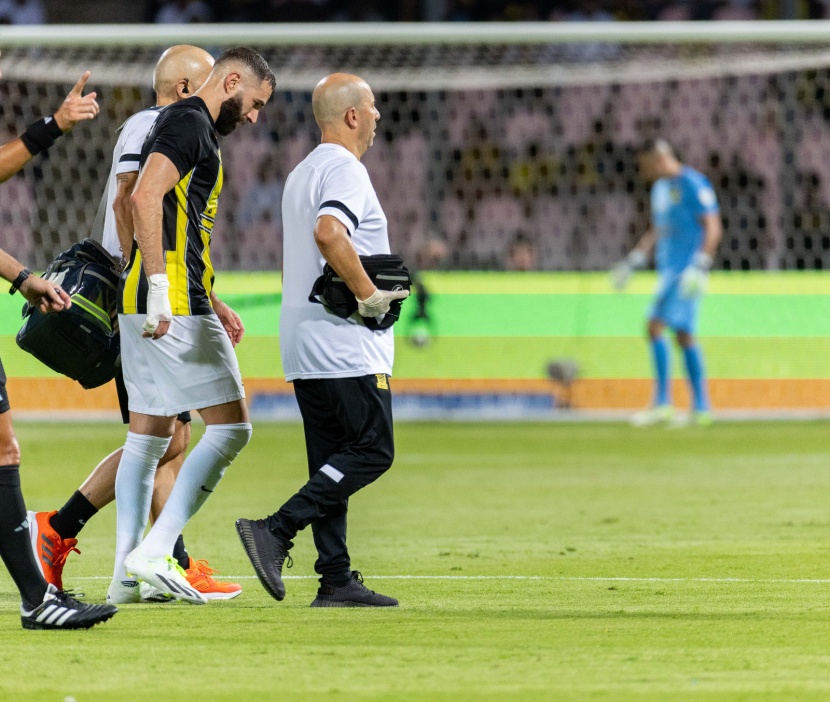 بنزيمة يخرج مصابا