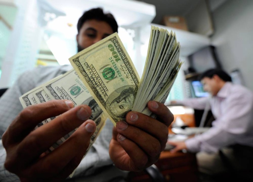 تحويلات الأجانب على منحدر التراجع للشهر الـ 15 .. انخفضت 8 % في يوليو