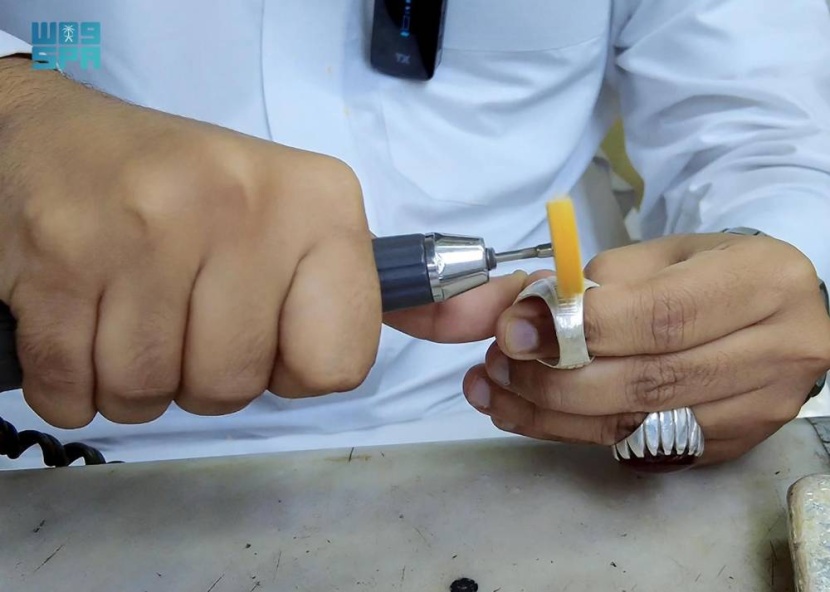 صياغة الخواتم .. حرفة يدوية تميز بها صناع العاصمة المقدسة