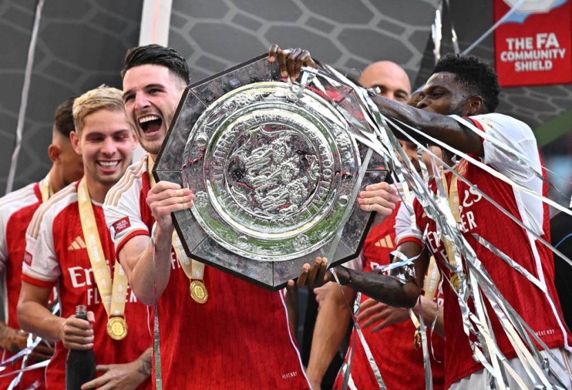 ثأر أرسنال لخسارته لقب الدوري الإنجليزي لكرة القدم في الأمتار الأخيرة الموسم الماضي لمصلحة مانشستر سيتي وتمكن من إسقاطه بركلات الترجيح 4 / 1 بعد انتهاء الوقت الأصلي بالتعادل 1/1، ليحرز لقب كأس درع المجتمع على ملعب ويمبلي أمس. «رويترز» .. ثأر