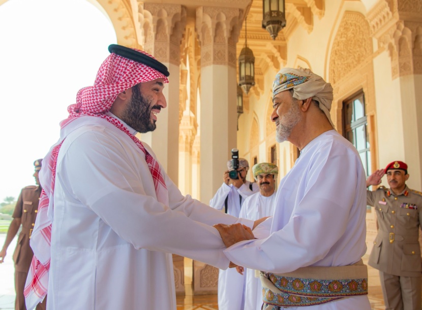 ولي العهد يلتقي سلطان عمان في مسقط