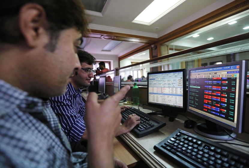 وتيرة بيع المستثمرين الأجانب للأسهم الهندية تتراجع مع ضعف الروبية