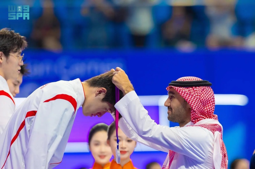 وزير الرياضة يجتمع بنظيره الصيني ونائب رئيس الأولمبية الدولية.. ويتوج أبطال السباحة