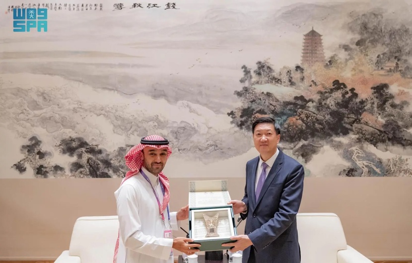 وزير الرياضة يجتمع بنظيره الصيني ونائب رئيس الأولمبية الدولية.. ويتوج أبطال السباحة