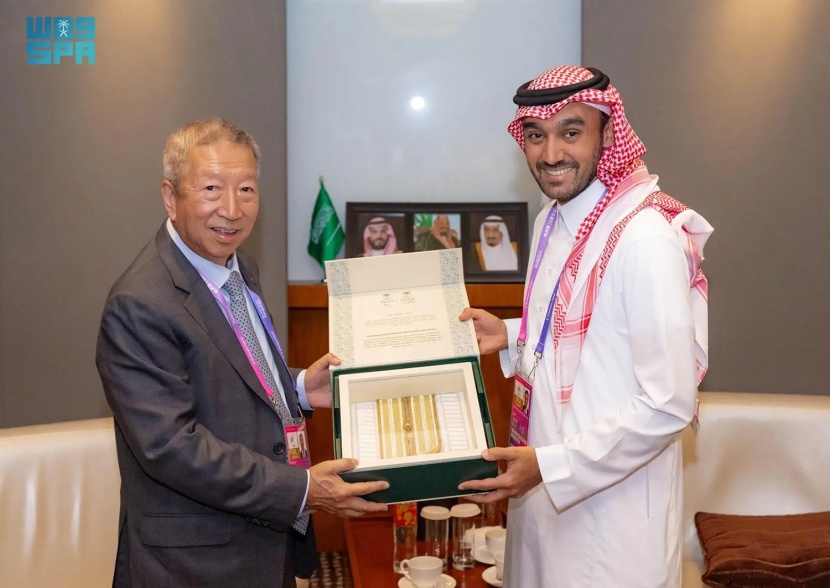 وزير الرياضة يجتمع بنظيره الصيني ونائب رئيس الأولمبية الدولية.. ويتوج أبطال السباحة