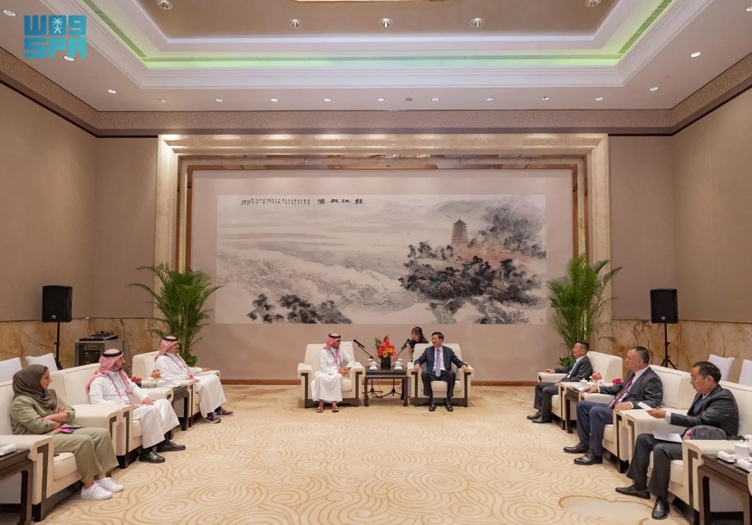 وزير الرياضة يجتمع بنظيره الصيني ونائب رئيس الأولمبية الدولية.. ويتوج أبطال السباحة