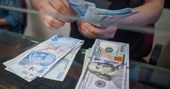 الضغوط التضخمية تهبط بالليرة التركية إلى مستوى قياسي .. 27.2 مقابل الدولار