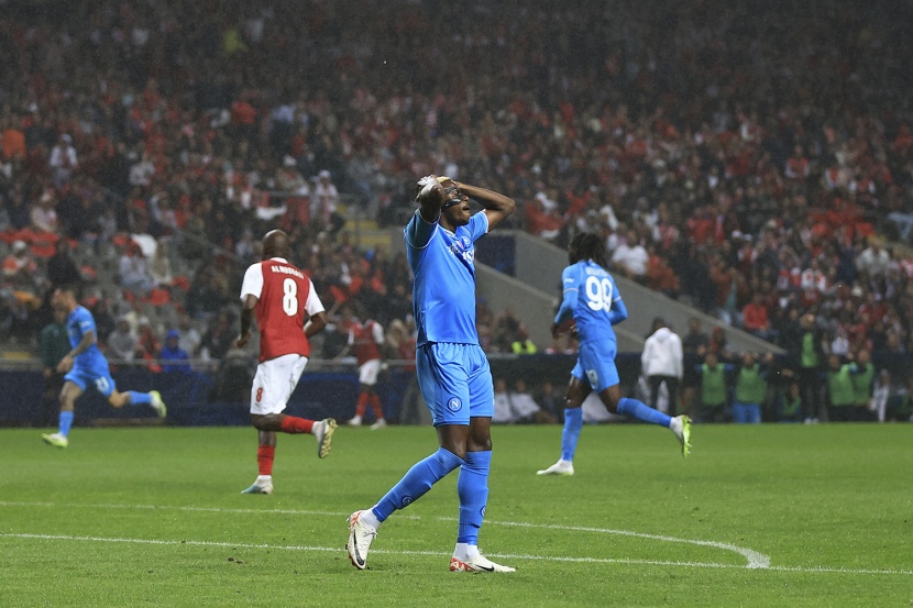 وكيل أوسيمن يهدد بإجراءات قانونية ضد نابولي بعد فيديو "سخرية"