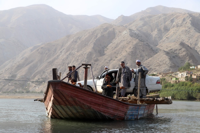 نقل السيارات عبر القوارب في أفغانستان 