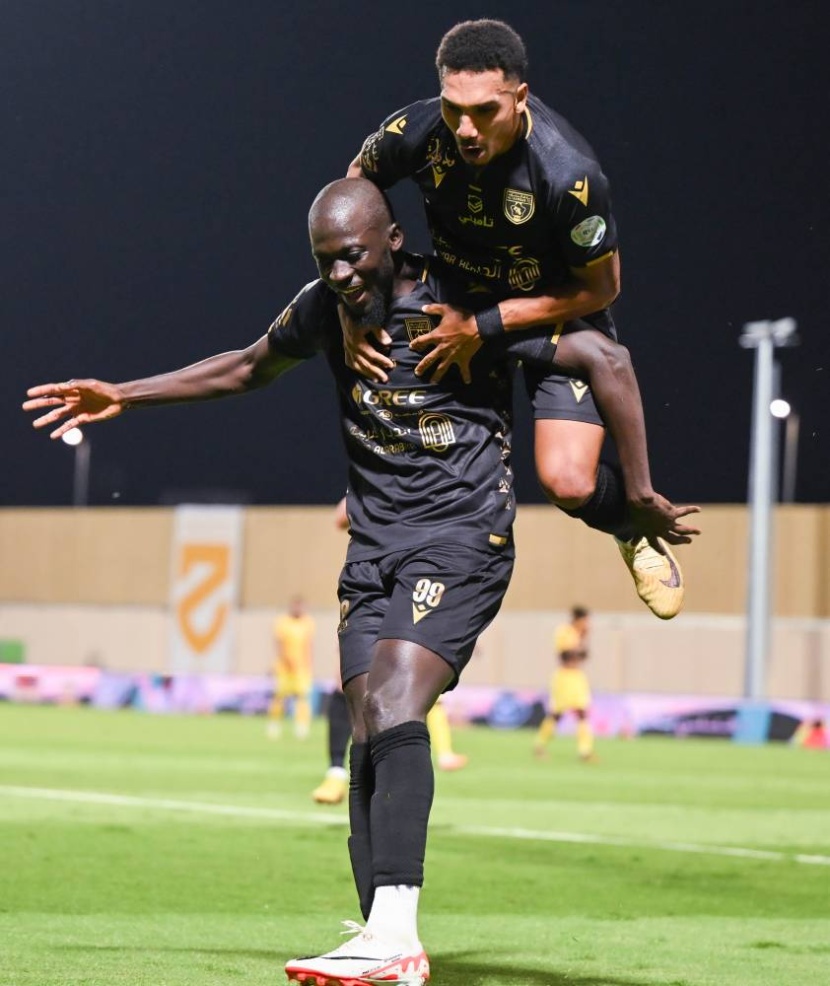 الصدارة بـ «فارق النقطة»