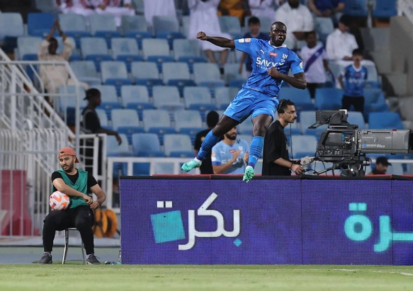 الصدارة بـ «فارق النقطة»