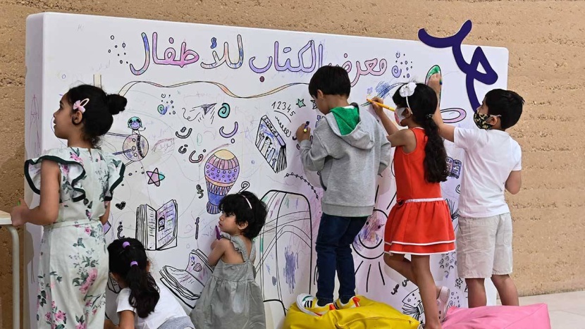 «الأدب والنشر» تدعم الإثراء الأدبي للطفل بالكتابة والقراءة والرسم