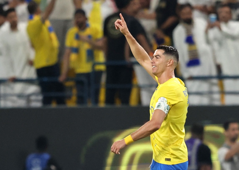 رونالدو يغرد وحده مع تراجع أسهم بنزيمة ونيمار وفيرمينو