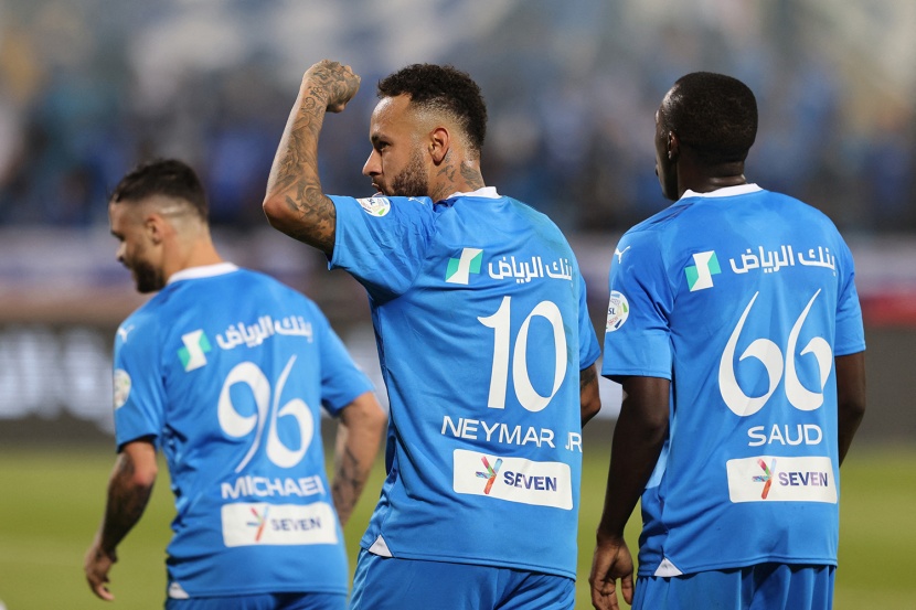 رونالدو يغرد وحده مع تراجع أسهم بنزيمة ونيمار وفيرمينو