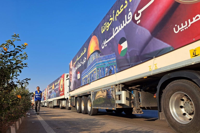 شاحنات في مصر تحمل مساعدات للفلسطينيين في انتظار السماح لها بالدخول إلى غزة 