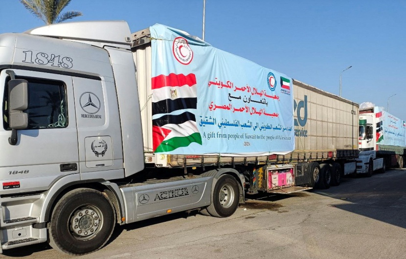شاحنات في مصر تحمل مساعدات للفلسطينيين في انتظار السماح لها بالدخول إلى غزة 