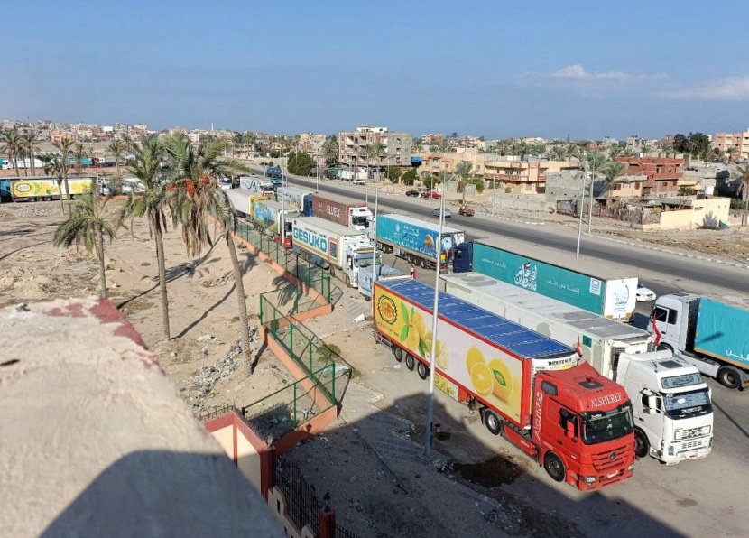شاحنات في مصر تحمل مساعدات للفلسطينيين في انتظار السماح لها بالدخول إلى غزة 