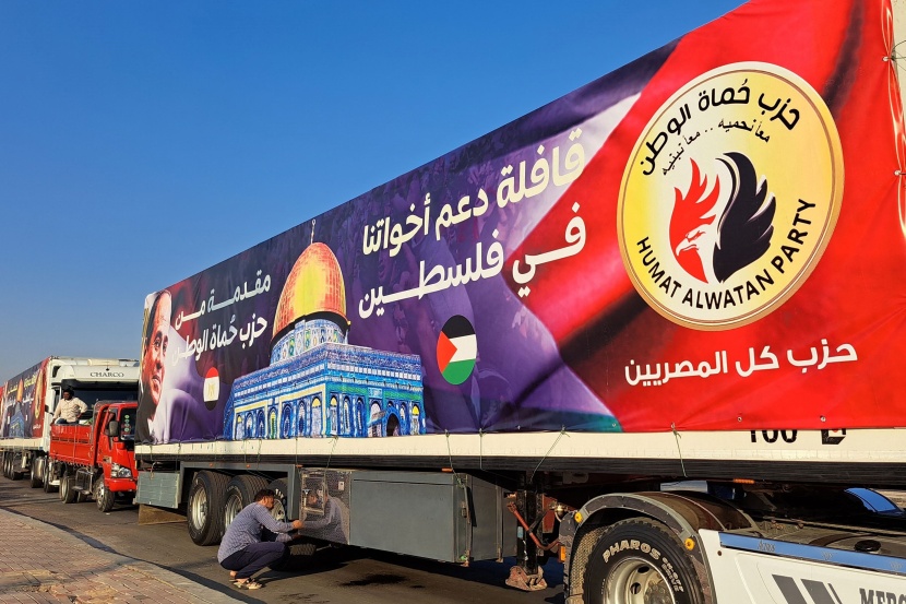 شاحنات في مصر تحمل مساعدات للفلسطينيين في انتظار السماح لها بالدخول إلى غزة 