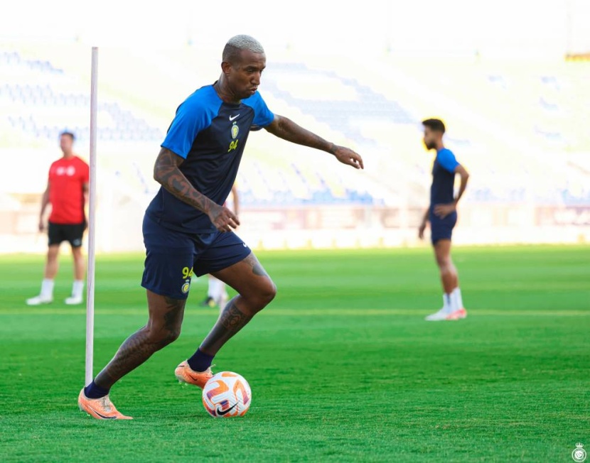 الاحتفاء برونالدو والتوقيع مع ابنه