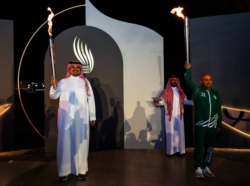 الأمير فهد بن جلوي يفتتح جولة شعلة دورة الألعاب السعودية التي ستجوب أكثر من 20 مدينة وتزور 66 موقعا من أبرز المعالم الثقافية والتاريخية والحضارية والسياحية على مدى 30 يوما حيث ستستضيف الرياض الدورة الثانية خلال الفترة من 26 نوفمبر وحتى 10 ديسمبر. جولة الشعلة
