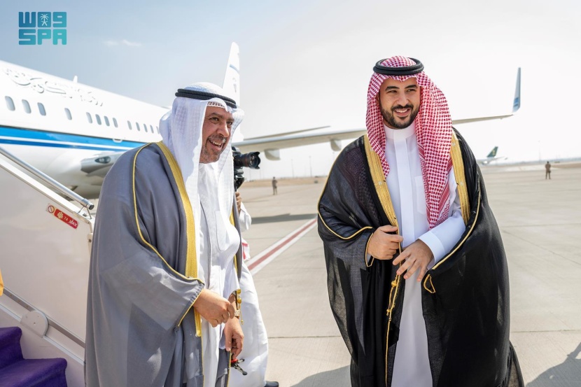 وزير الدفاع يستقبل نظيره الكويتي أثناء وصوله إلى الرياض