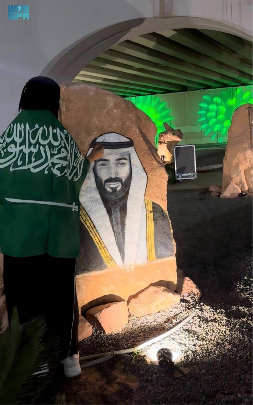 فنانة سعودية تنثر الإبداع على طرق وميادين حائل