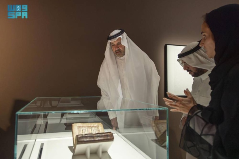 أمير المدينة المنورة يزور «رحلة الكتابة والخط» ويطلع على الأعمال الفنية الإسلامية