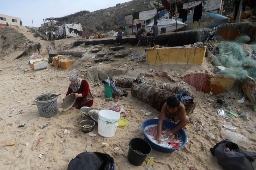 مياه البحر .. ملاذ الفلسطينيين للاستحمام وغسل الملابس