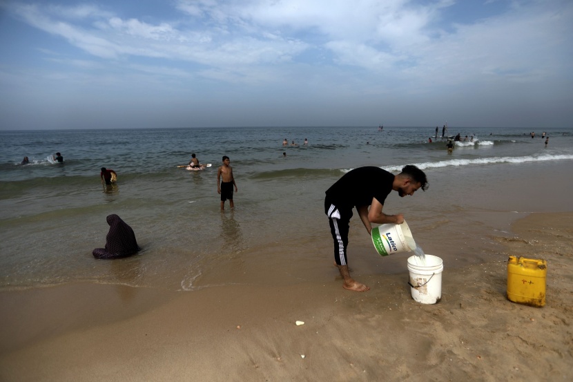 مياه البحر .. ملاذ الفلسطينيين للاستحمام وغسل الملابس