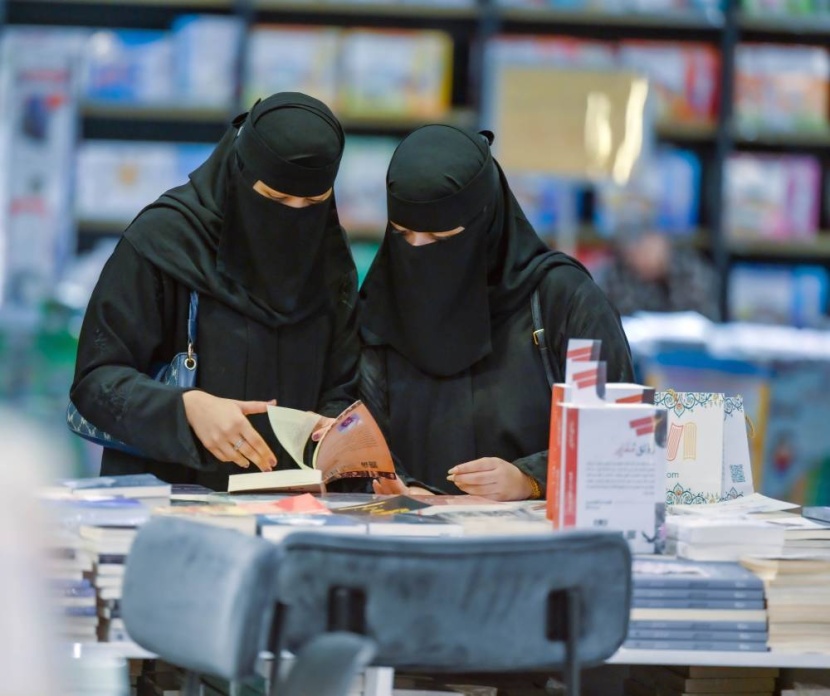 إصدارات سعودية متنوعة تحفز مبادرة 100 كتاب في «معرض الرياض»