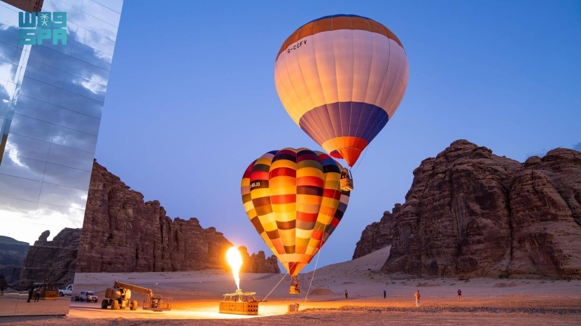 المناطيد الهوائية تحلق على مدار العام في سماء العلا