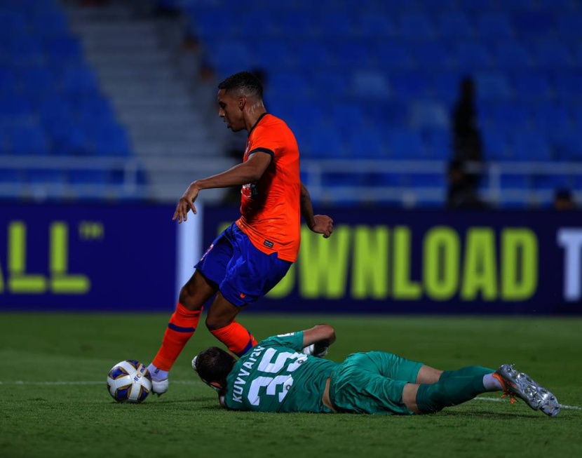 الهلال .. الصدارة بـ «ثلاثية»