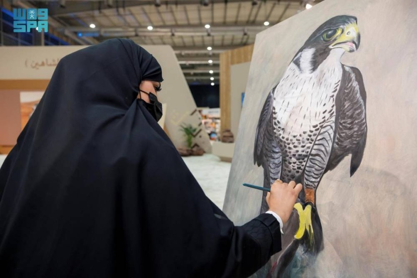 تشكيليون يبدعون بالرسم أمام زوار معرض الصقور والصيد السعودي