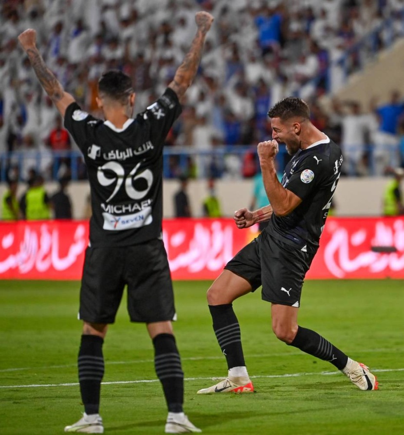 عند التوقف .. الصدارة للهلال