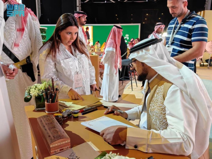 "الخط العربي" في واحة الإعلام .. تفرد في الجمال والتناسق