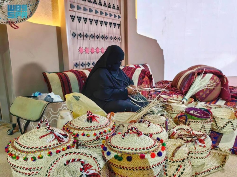 في أحد أركان واحة الإعلام، تشكل صناعة الخوص إحدى الصناعات والحرف اليدوية التقليدية ذات الطابع التراثي القديم التي مضى عليها عقود من الزمن، ولم تندثر حتى وقتنا الحاضر. صناعة «الخوص»