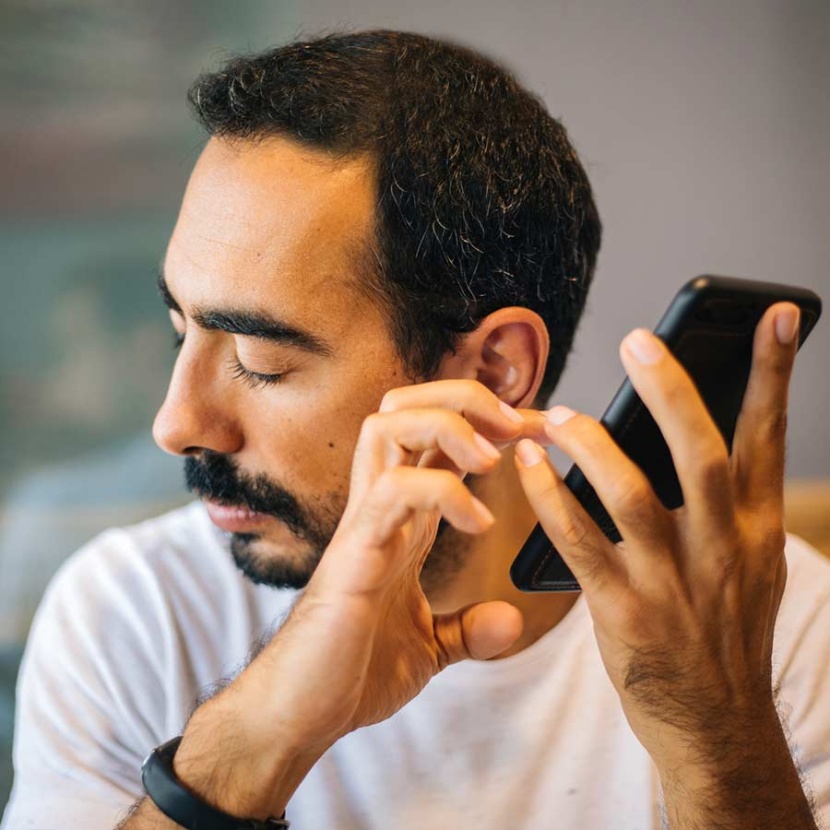 كيف يستفيد ذوو الهمم من مزايا الهواتف الذكية عبر «إمكانية الوصول»؟