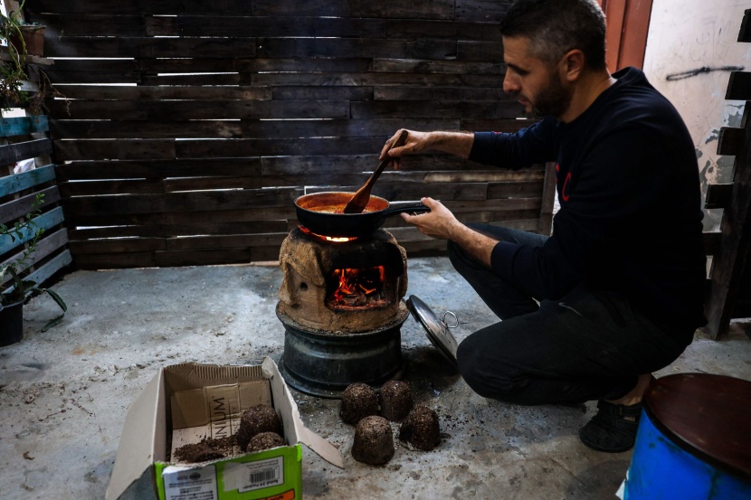 نوى الزيتون بديل الوقود في غزة