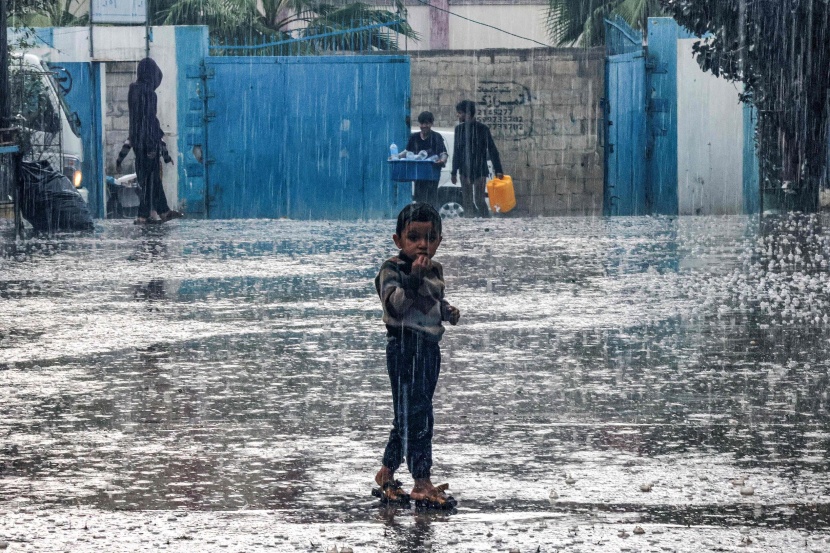 أطفال تحت المطر