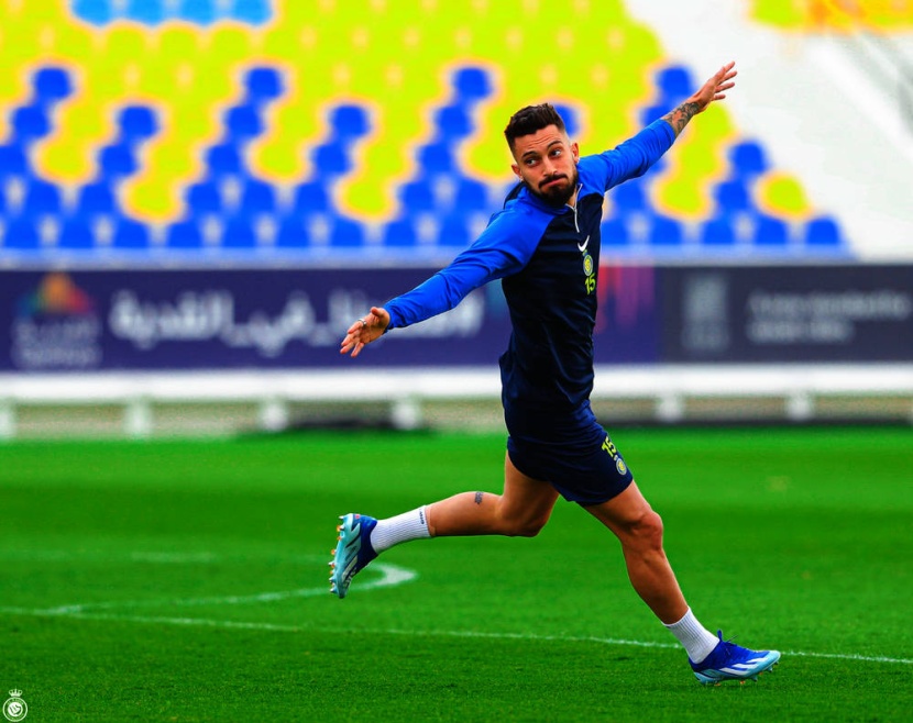 البرازيلي أليكس تيليس مدافع فريق النصر لكرة القدم، محتفلا خلال تدريب الأمس الصباحي استعدادا لمواجهة الأخدود الجمعة المقبل ضمن الجولة الـ14 من دوري روشن السعودي. «مركز النصر الإعلامي» تيليس يحتفل