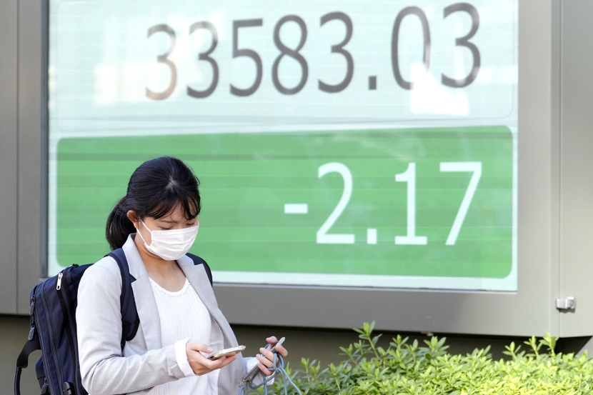 نيكاي يهبط من أعلى مستوى في 33 عاما