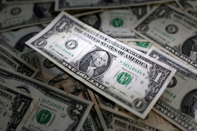  الدولار تحت الضغط بفعل الضبابية المحيطة بمسار أسعار الفائدة 