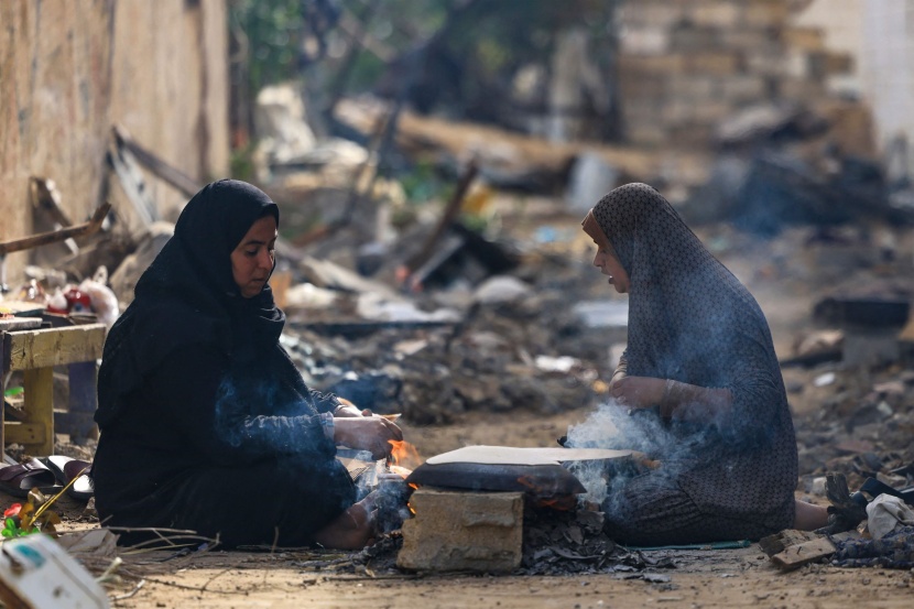 على نار الحطب .. خبز وسط الأنقاض