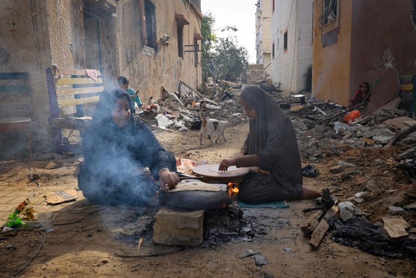 على نار الحطب .. خبز وسط الأنقاض